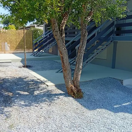 Adamis Garden نيا ميشانيونا