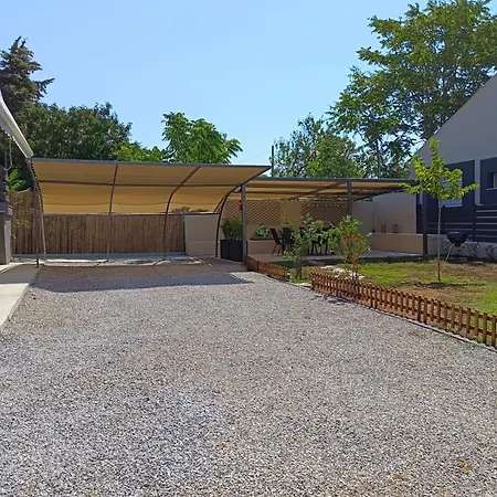 بيت للعطل Adamis Garden *